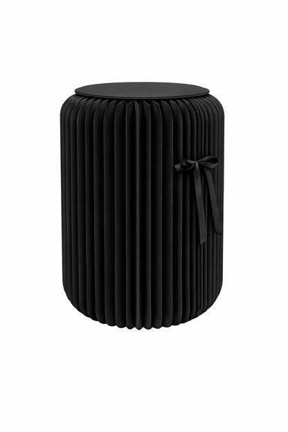 Aura Nordic™ フォールディングスツールは、 機能美と実用性を兼ね備えたデザインスツールです。